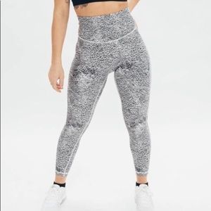 P’tula pixel set- leggings & sports bra